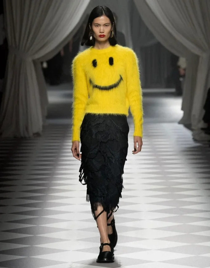 Sweter z czesanej moheru Smiley Sweter z czesanej moheru Smiley